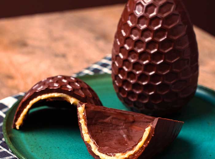 Ovo Recheado com Brigadeiro de Mel