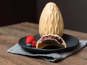 Ovo de Chocolate Branco com Frutas Vermelhas