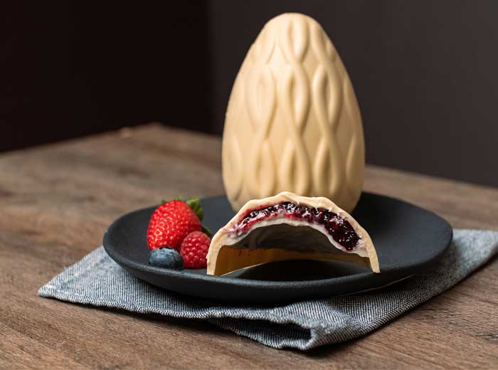 Ovo de Chocolate Branco com Frutas Vermelhas