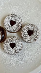 Biscoitos de chocolate com frutas vermelhas