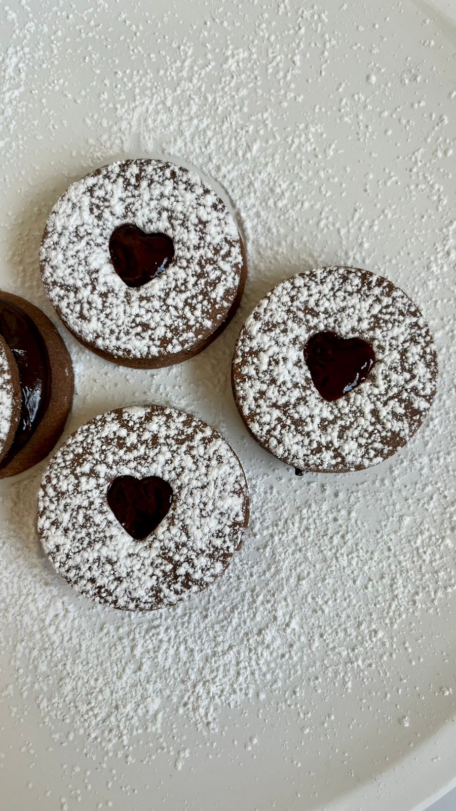 Biscoitos de chocolate com frutas vermelhas