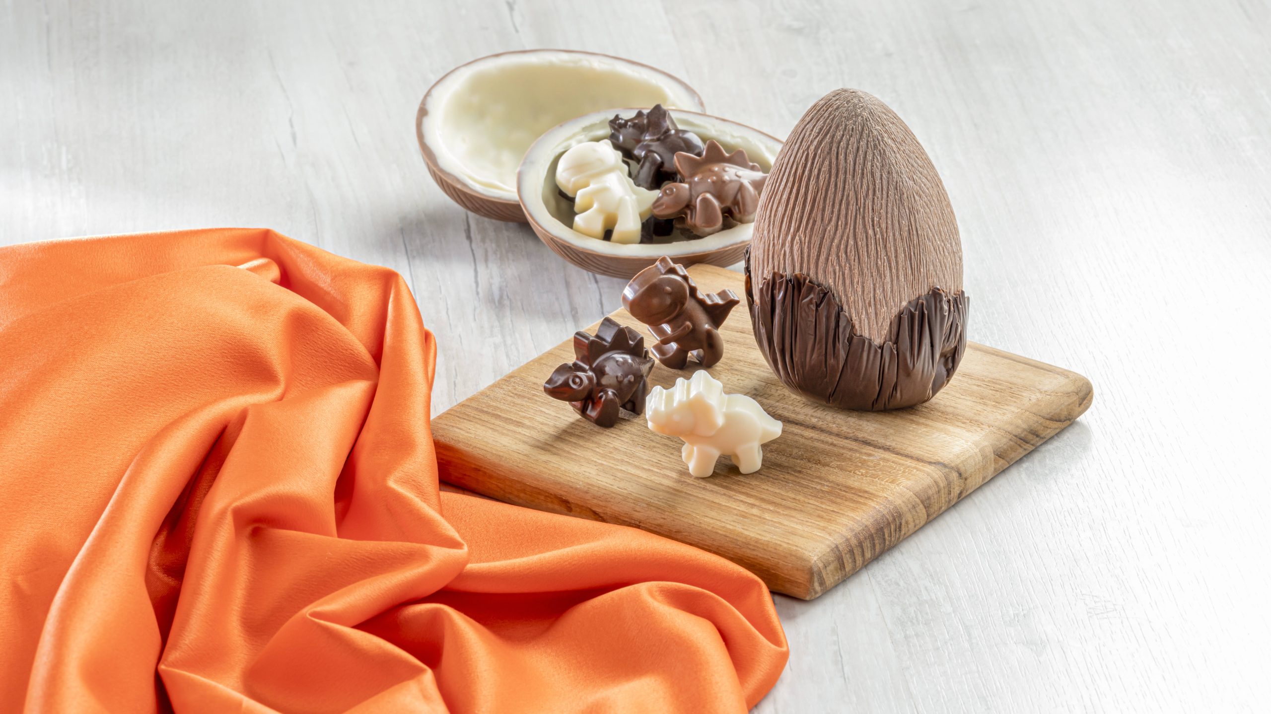 Ovo Surpresa com  Dinossauros de  Chocolate