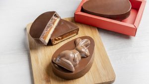 Ovo Plano Recheado com Caramelo e Biscoito