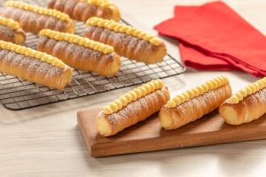 Cannoli com Recheio e cobertura de Maracujá