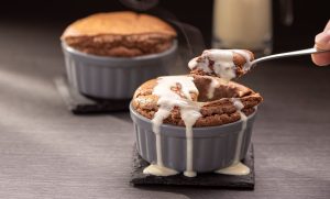 Suflê com Calda de Chocolate Branco