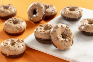 Mini Donuts de Chocolate com Cobertura de Caramelo