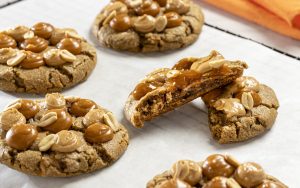 Cookies de caramelo salgado e amendoim