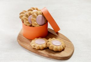 Biscoito amanteigado com gota de morango